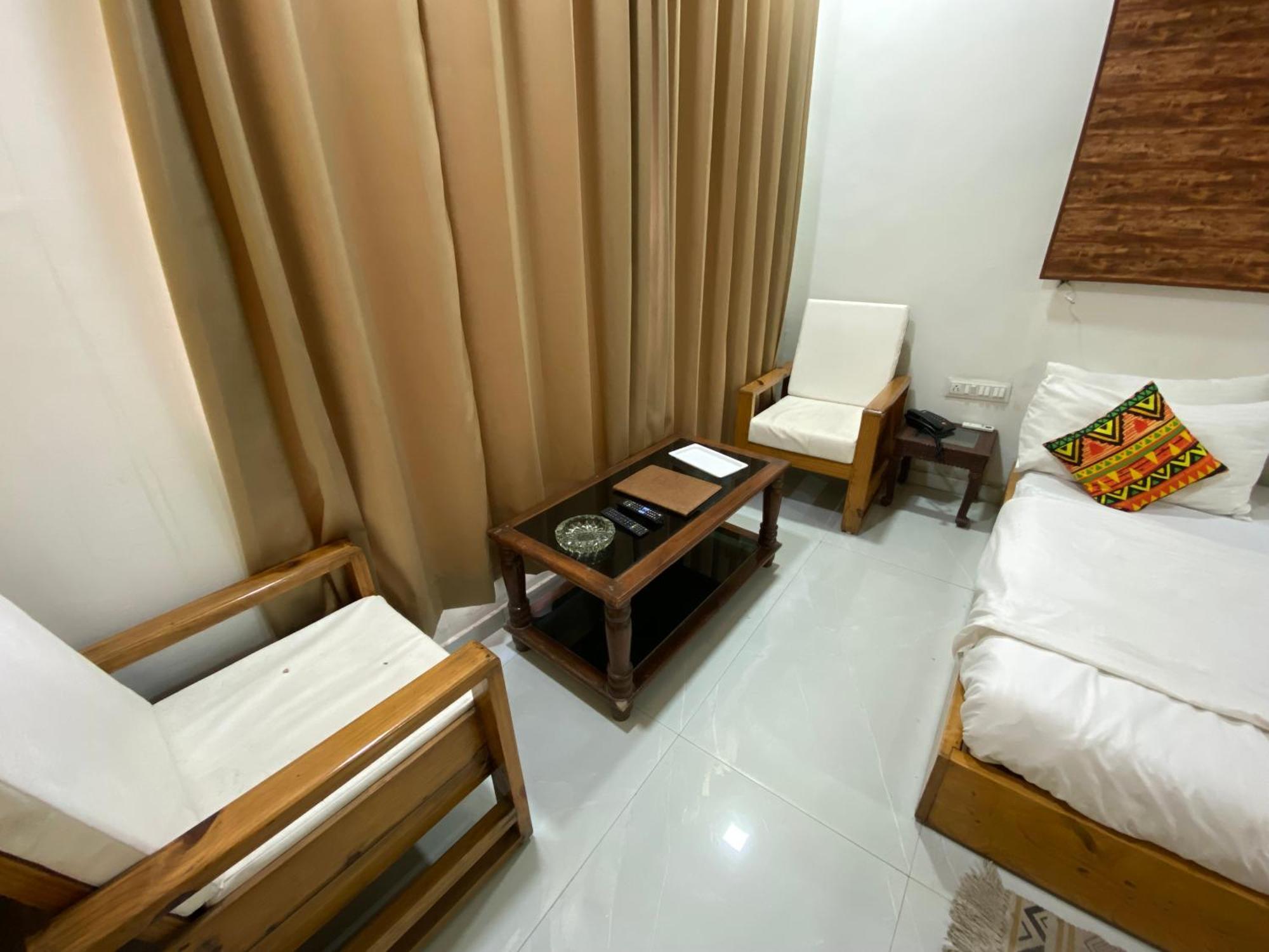 Rudraksha Inn Маунт-Абу Экстерьер фото